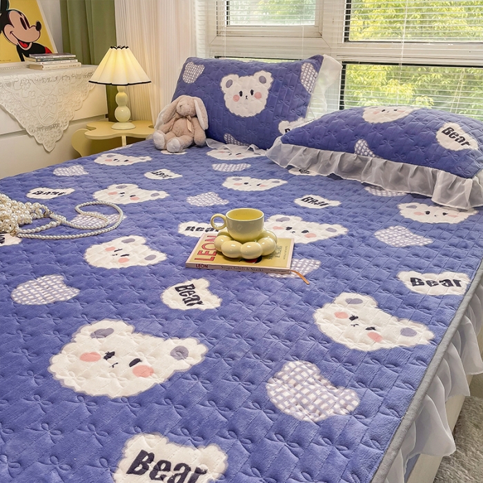 91家纺网 家纺一手货源 找家纺 安哆啦 2022新款绗缝加厚磨毛夹棉花边牛奶绒床笠 饼干小熊仔