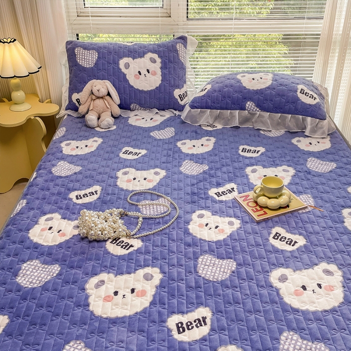 91家纺网 家纺一手货源 找家纺 安哆啦 2022新款绗缝加厚磨毛夹棉花边牛奶绒床笠 饼干小熊仔