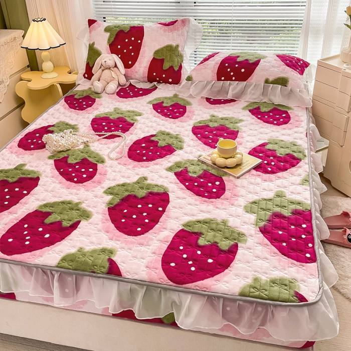 91家纺网 家纺一手货源 找家纺 安哆啦 2022新款绗缝加厚磨毛夹棉花边牛奶绒床笠 草莓甜心