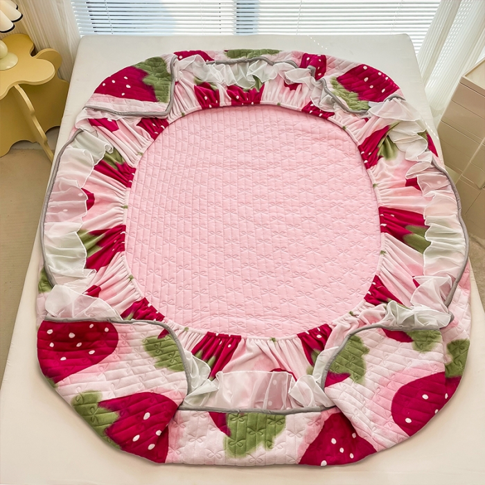 91家纺网 家纺一手货源 找家纺 安哆啦 2022新款绗缝加厚磨毛夹棉花边牛奶绒床笠 草莓甜心