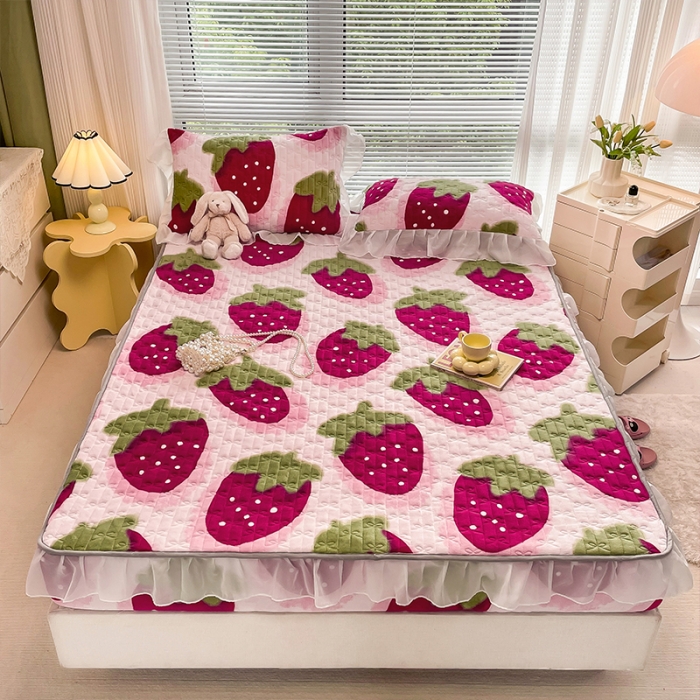 91家纺网 家纺一手货源 找家纺 安哆啦 2022新款绗缝加厚磨毛夹棉花边牛奶绒床笠 草莓甜心