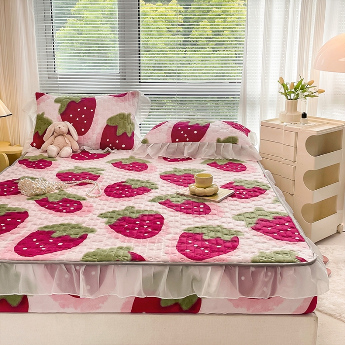 91家纺网 家纺一手货源 找家纺 安哆啦 2022新款绗缝加厚磨毛夹棉花边牛奶绒床笠 草莓甜心