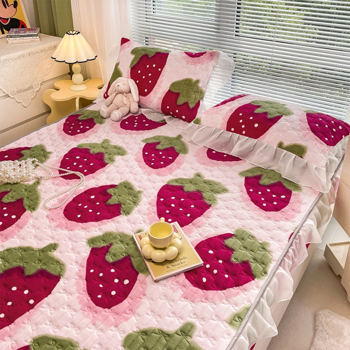 91家纺网 家纺一手货源 找家纺 安哆啦 2022新款绗缝加厚磨毛夹棉花边牛奶绒床笠 草莓甜心