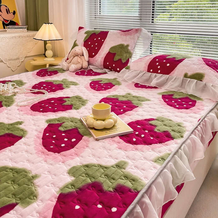 91家纺网 家纺一手货源 找家纺 安哆啦 2022新款绗缝加厚磨毛夹棉花边牛奶绒床笠 草莓甜心