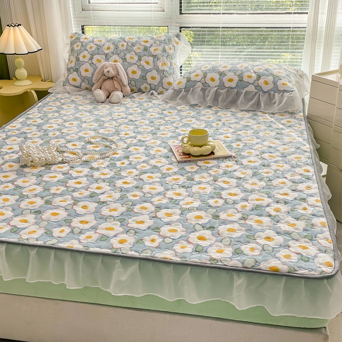 91家纺网 家纺一手货源 找家纺 安哆啦 2022新款绗缝加厚磨毛夹棉花边牛奶绒床笠 淡蓝花海