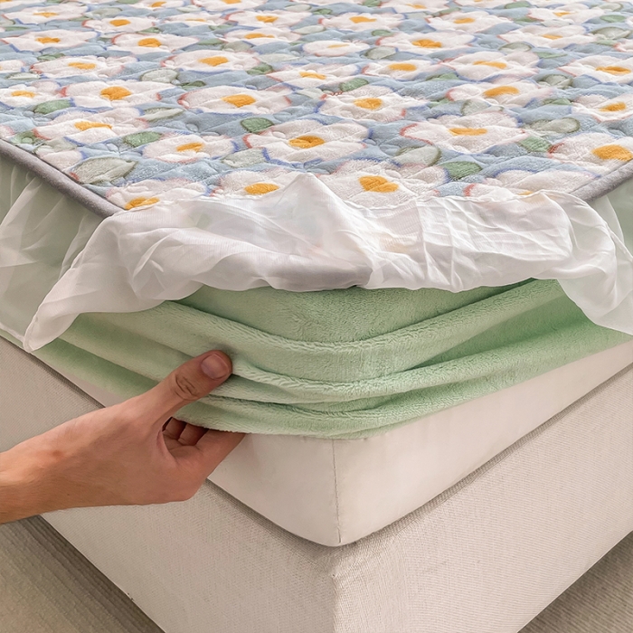 91家纺网 家纺一手货源 找家纺 安哆啦 2022新款绗缝加厚磨毛夹棉花边牛奶绒床笠 淡蓝花海