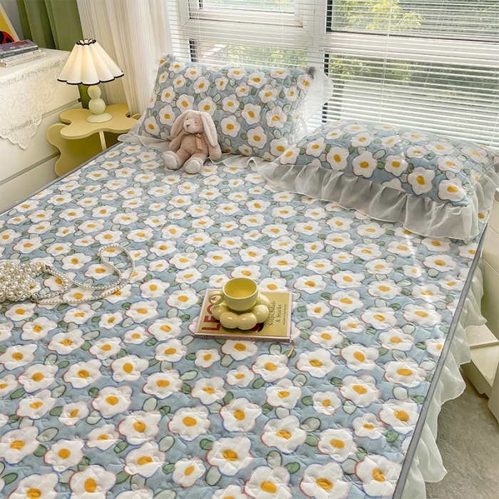 91家纺网 家纺一手货源 找家纺 安哆啦 2022新款绗缝加厚磨毛夹棉花边牛奶绒床笠 淡蓝花海