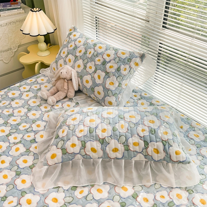 91家纺网 家纺一手货源 找家纺 安哆啦 2022新款绗缝加厚磨毛夹棉花边牛奶绒床笠 淡蓝花海