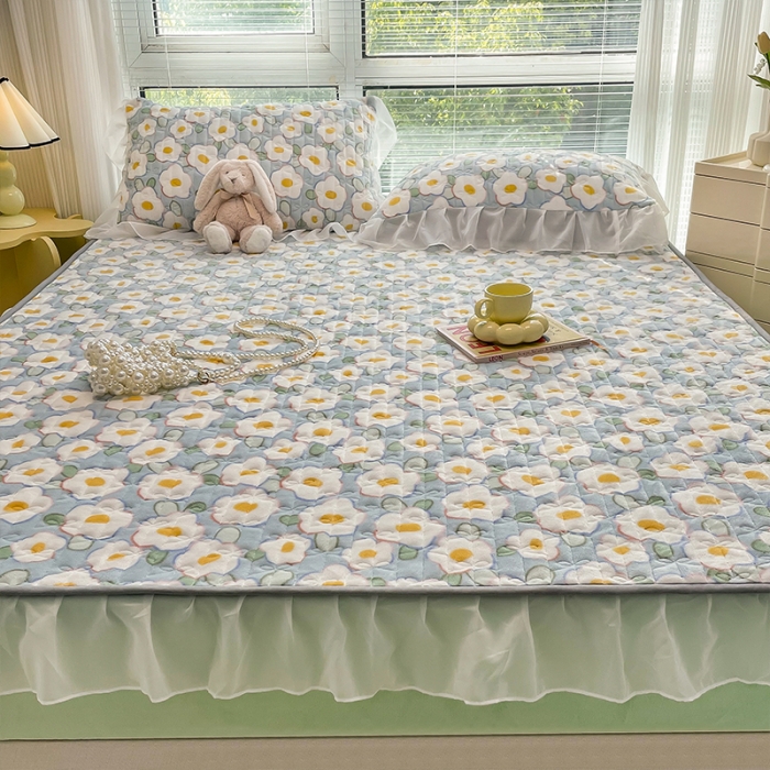 91家纺网 家纺一手货源 找家纺 安哆啦 2022新款绗缝加厚磨毛夹棉花边牛奶绒床笠 淡蓝花海