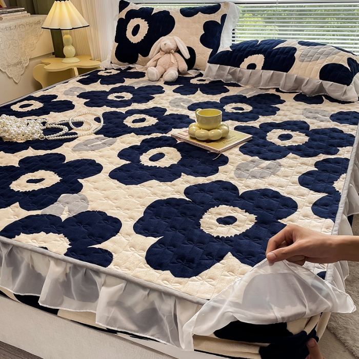 91家纺网 家纺一手货源 找家纺 安哆啦 2022新款绗缝加厚磨毛夹棉花边牛奶绒床笠 复古蓝花