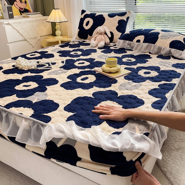 91家纺网 家纺一手货源 找家纺 安哆啦 2022新款绗缝加厚磨毛夹棉花边牛奶绒床笠 复古蓝花