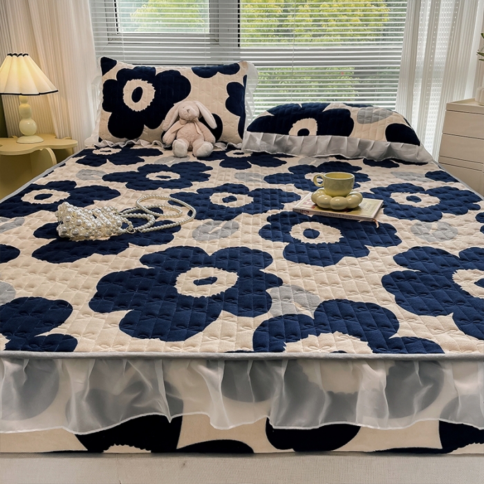 91家纺网 家纺一手货源 找家纺 安哆啦 2022新款绗缝加厚磨毛夹棉花边牛奶绒床笠 复古蓝花