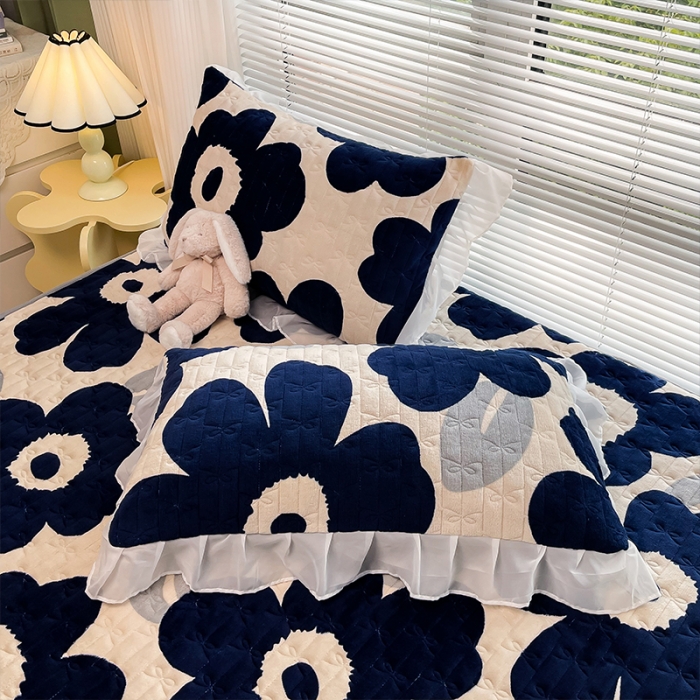 91家纺网 家纺一手货源 找家纺 安哆啦 2022新款绗缝加厚磨毛夹棉花边牛奶绒床笠 复古蓝花