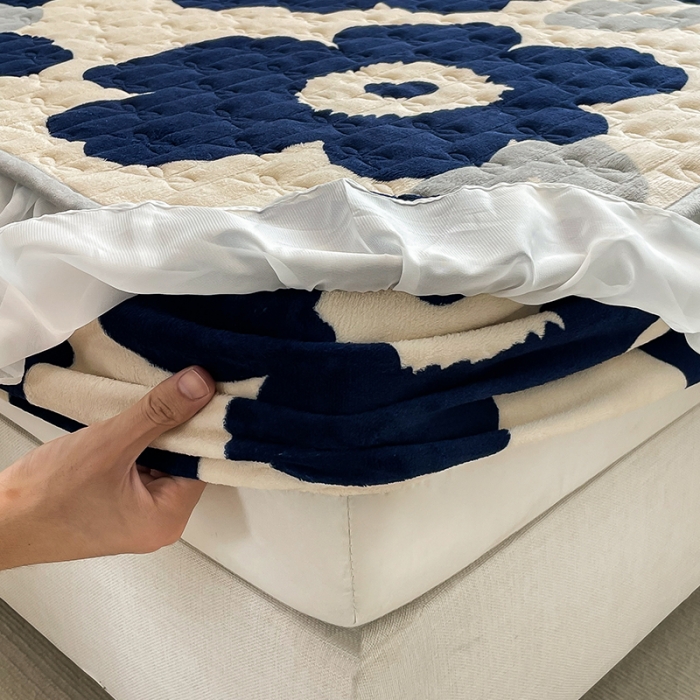 91家纺网 家纺一手货源 找家纺 安哆啦 2022新款绗缝加厚磨毛夹棉花边牛奶绒床笠 复古蓝花