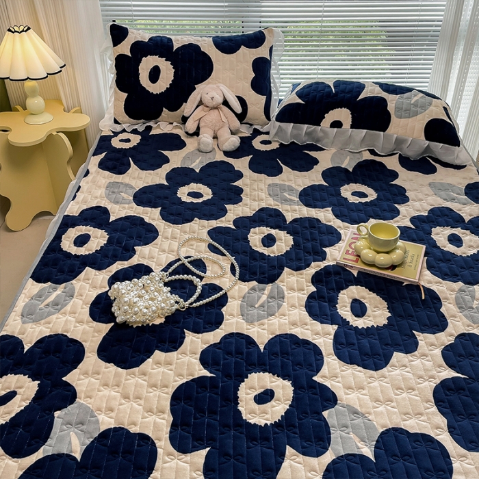 91家纺网 家纺一手货源 找家纺 安哆啦 2022新款绗缝加厚磨毛夹棉花边牛奶绒床笠 复古蓝花