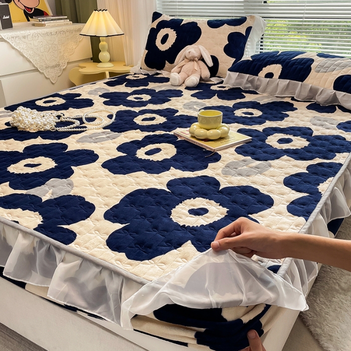 91家纺网 家纺一手货源 找家纺 安哆啦 2022新款绗缝加厚磨毛夹棉花边牛奶绒床笠 复古蓝花