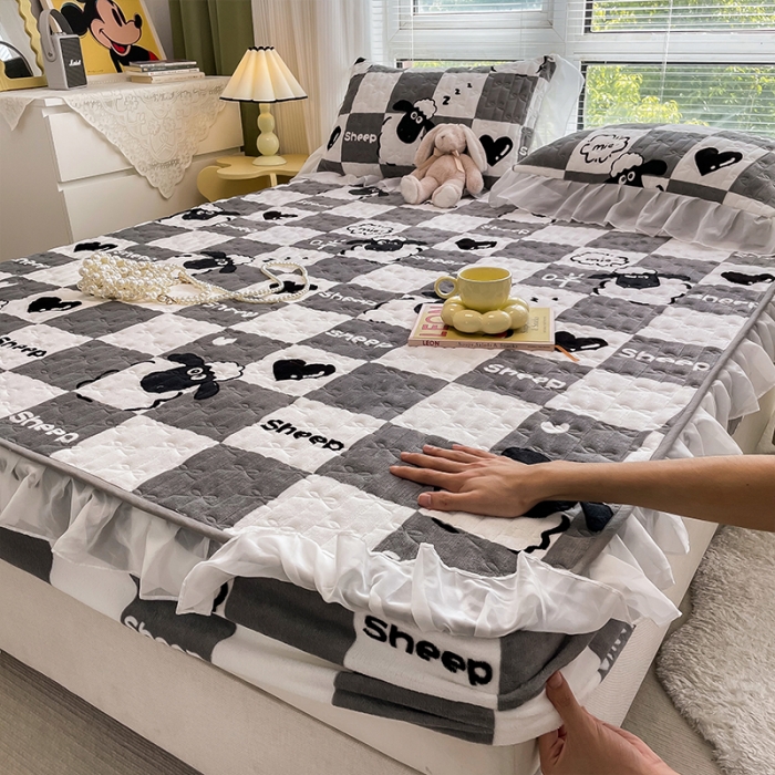 91家纺网 家纺一手货源 找家纺 安哆啦 2022新款绗缝加厚磨毛夹棉花边牛奶绒床笠 格子羊咩咩