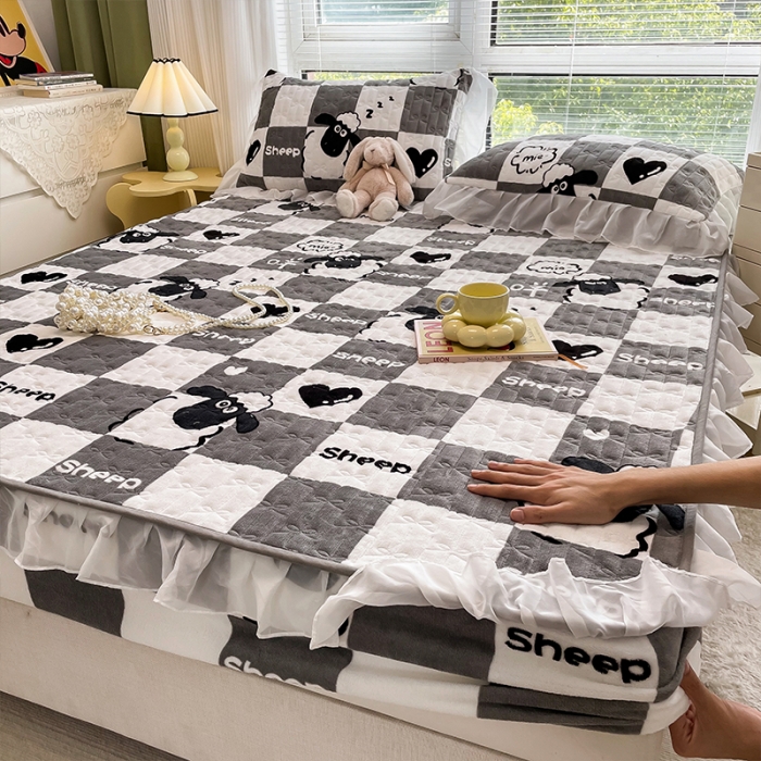 91家纺网 家纺一手货源 找家纺 安哆啦 2022新款绗缝加厚磨毛夹棉花边牛奶绒床笠 格子羊咩咩