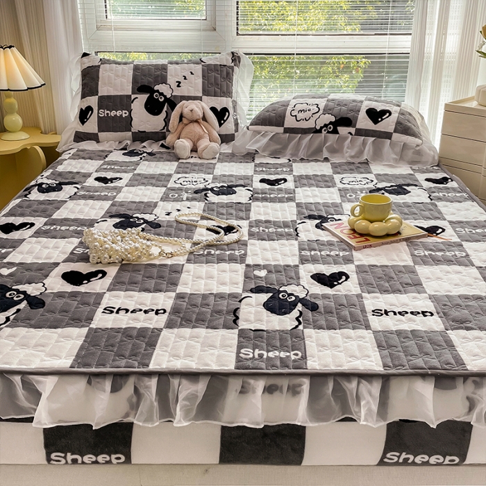 91家纺网 家纺一手货源 找家纺 安哆啦 2022新款绗缝加厚磨毛夹棉花边牛奶绒床笠 格子羊咩咩