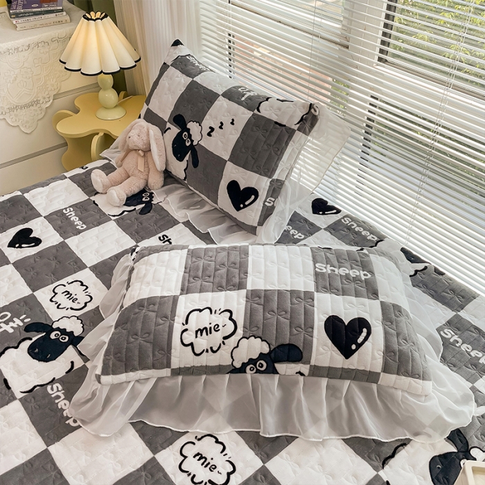 91家纺网 家纺一手货源 找家纺 安哆啦 2022新款绗缝加厚磨毛夹棉花边牛奶绒床笠 格子羊咩咩