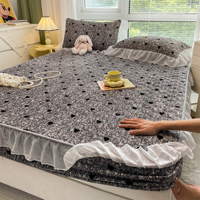 91家纺网 家纺一手货源 找家纺 安哆啦 2022新款绗缝加厚磨毛夹棉花边牛奶绒床笠 黑色大波浪
