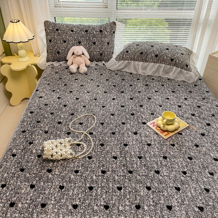 91家纺网 家纺一手货源 找家纺 安哆啦 2022新款绗缝加厚磨毛夹棉花边牛奶绒床笠 黑色大波浪