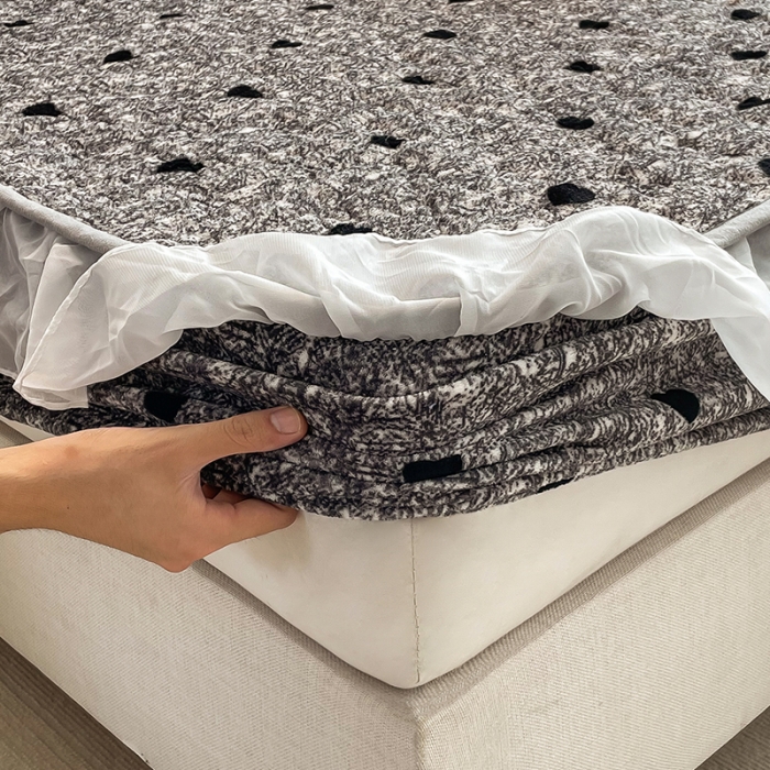 91家纺网 家纺一手货源 找家纺 安哆啦 2022新款绗缝加厚磨毛夹棉花边牛奶绒床笠 黑色大波浪