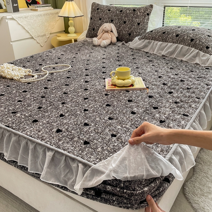 91家纺网 家纺一手货源 找家纺 安哆啦 2022新款绗缝加厚磨毛夹棉花边牛奶绒床笠 黑色小爱心