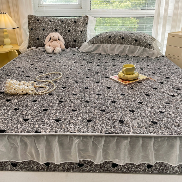 91家纺网 家纺一手货源 找家纺 安哆啦 2022新款绗缝加厚磨毛夹棉花边牛奶绒床笠 黑色小爱心