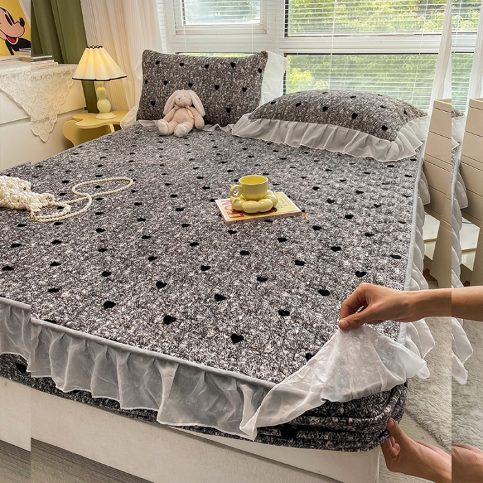 91家纺网 家纺一手货源 找家纺 安哆啦 2022新款绗缝加厚磨毛夹棉花边牛奶绒床笠 黑色小爱心