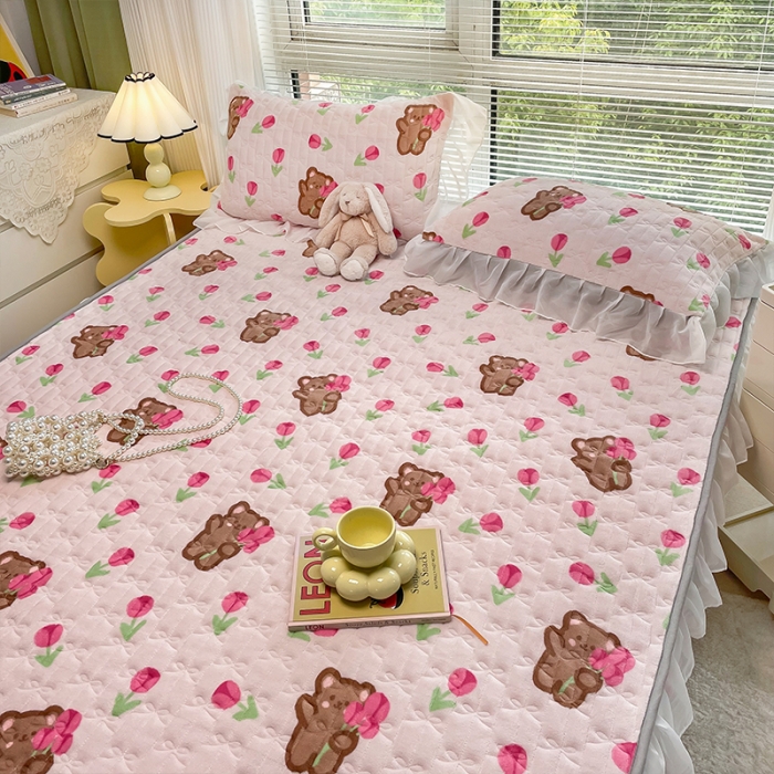 91家纺网 家纺一手货源 找家纺 安哆啦 2022新款绗缝加厚磨毛夹棉花边牛奶绒床笠 花朵熊熊