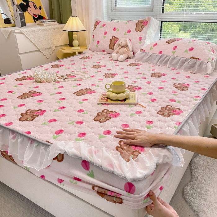 91家纺网 家纺一手货源 找家纺 安哆啦 2022新款绗缝加厚磨毛夹棉花边牛奶绒床笠 花朵熊熊