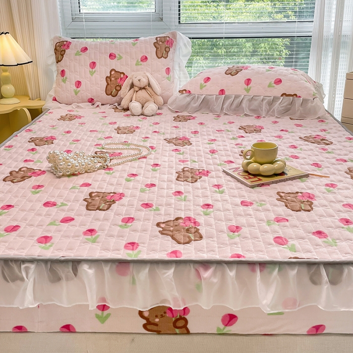 91家纺网 家纺一手货源 找家纺 安哆啦 2022新款绗缝加厚磨毛夹棉花边牛奶绒床笠 花朵熊熊