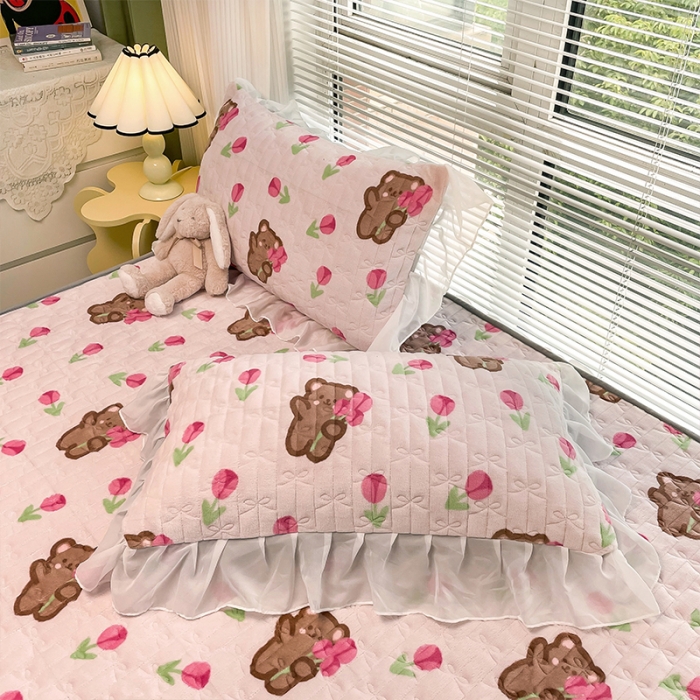 91家纺网 家纺一手货源 找家纺 安哆啦 2022新款绗缝加厚磨毛夹棉花边牛奶绒床笠 花朵熊熊