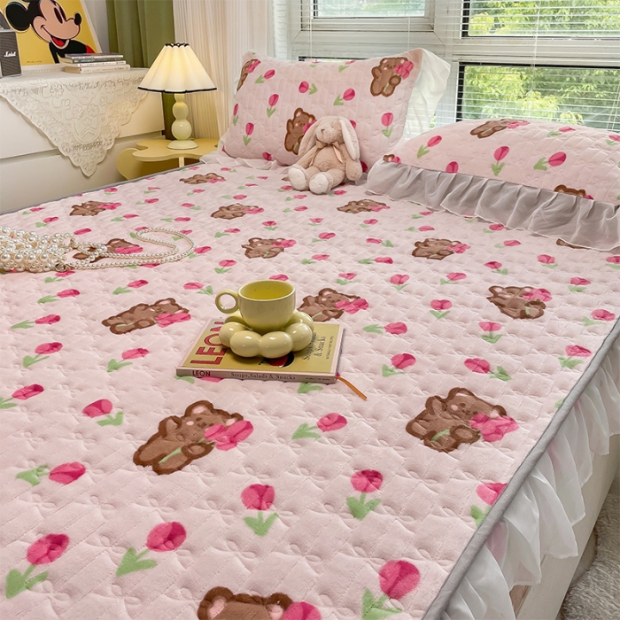 91家纺网 家纺一手货源 找家纺 安哆啦 2022新款绗缝加厚磨毛夹棉花边牛奶绒床笠 花朵熊熊