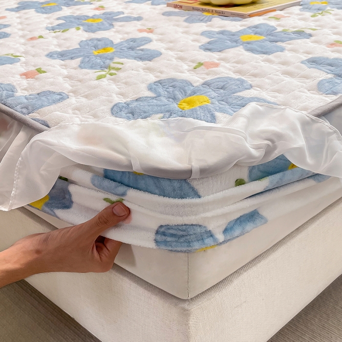 91家纺网 家纺一手货源 找家纺 安哆啦 2022新款绗缝加厚磨毛夹棉花边牛奶绒床笠 花园里