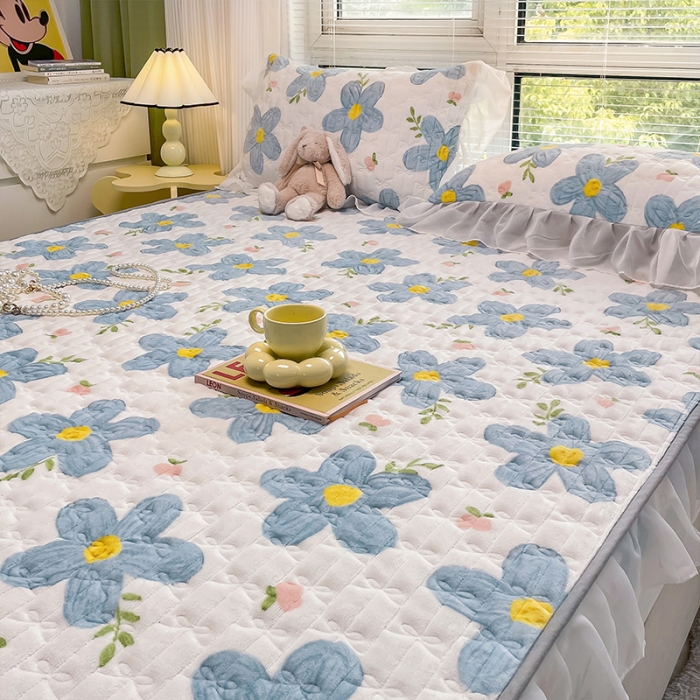 91家纺网 家纺一手货源 找家纺 安哆啦 2022新款绗缝加厚磨毛夹棉花边牛奶绒床笠 花园里