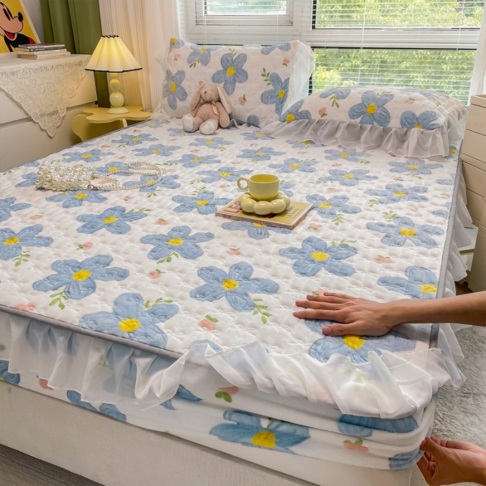 91家纺网 家纺一手货源 找家纺 安哆啦 2022新款绗缝加厚磨毛夹棉花边牛奶绒床笠 花园里