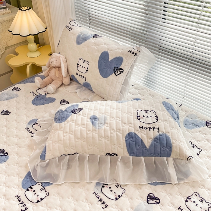 91家纺网 家纺一手货源 找家纺 安哆啦 2022新款绗缝加厚磨毛夹棉花边牛奶绒床笠 蓝色爱心虎