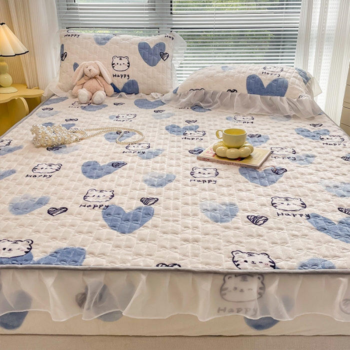 91家纺网 家纺一手货源 找家纺 安哆啦 2022新款绗缝加厚磨毛夹棉花边牛奶绒床笠 蓝色爱心虎
