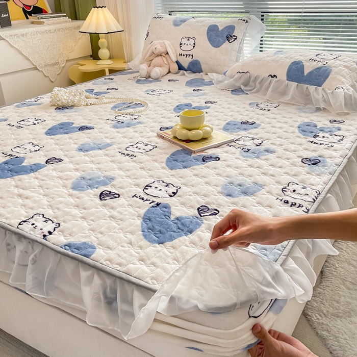 91家纺网 家纺一手货源 找家纺 安哆啦 2022新款绗缝加厚磨毛夹棉花边牛奶绒床笠 蓝色爱心虎