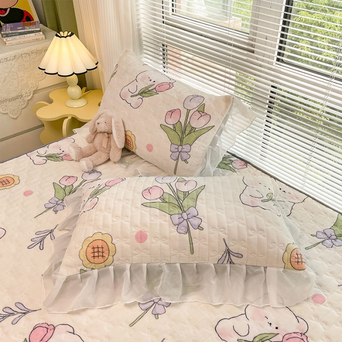 91家纺网 家纺一手货源 找家纺 安哆啦 2022新款绗缝加厚磨毛夹棉花边牛奶绒床笠 捧花小熊