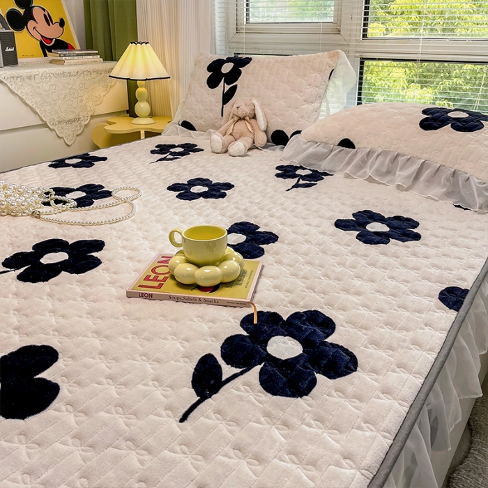 91家纺网 家纺一手货源 找家纺 安哆啦 2022新款绗缝加厚磨毛夹棉花边牛奶绒床笠 山茶花花