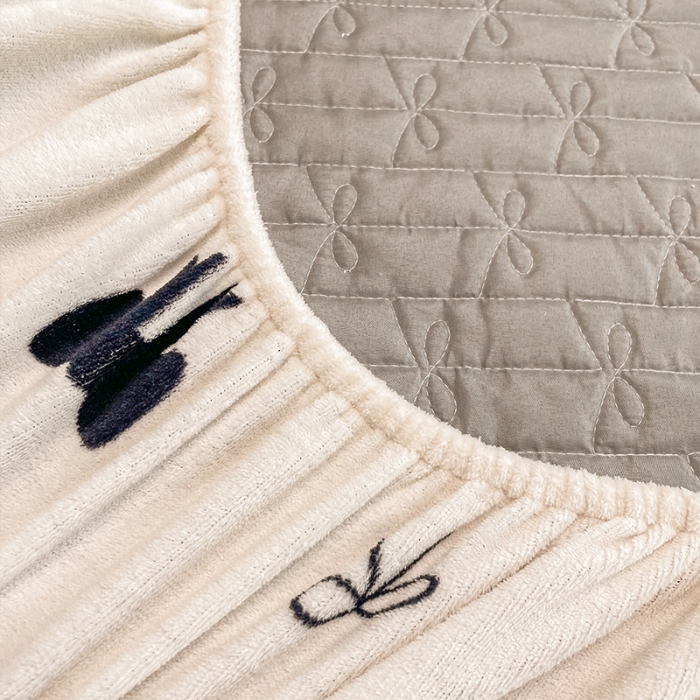 91家纺网 家纺一手货源 找家纺 安哆啦 2022新款绗缝加厚磨毛夹棉花边牛奶绒床笠 小蝴蝶结