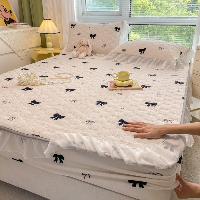 91家纺网 家纺一手货源 找家纺 安哆啦 2022新款绗缝加厚磨毛夹棉花边牛奶绒床笠 小蝴蝶结