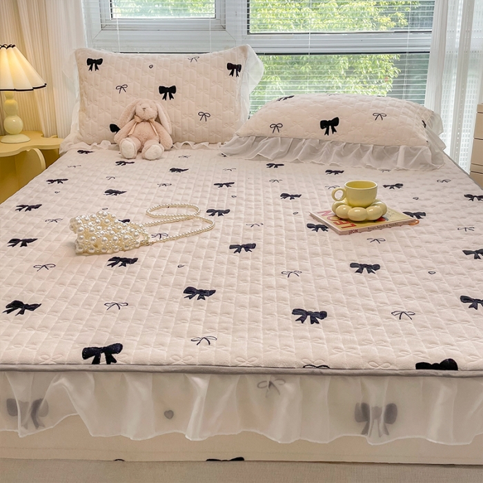 91家纺网 家纺一手货源 找家纺 安哆啦 2022新款绗缝加厚磨毛夹棉花边牛奶绒床笠 小蝴蝶结