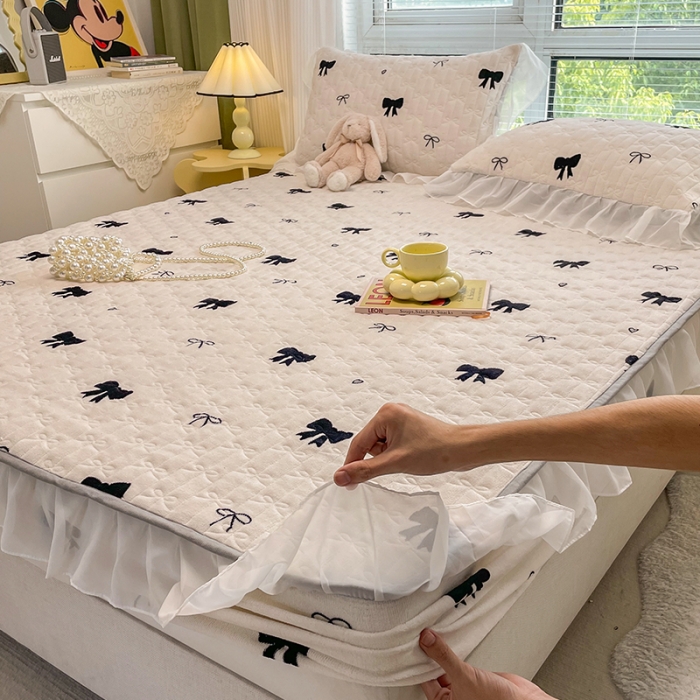 91家纺网 家纺一手货源 找家纺 安哆啦 2022新款绗缝加厚磨毛夹棉花边牛奶绒床笠 小蝴蝶结