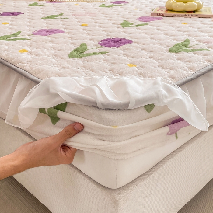 91家纺网 家纺一手货源 找家纺 安哆啦 2022新款绗缝加厚磨毛夹棉花边牛奶绒床笠 紫色郁金香