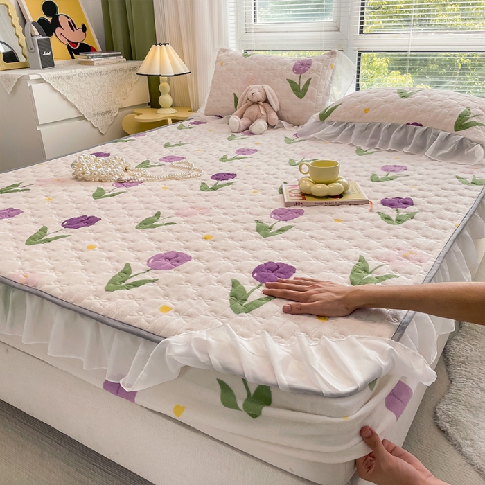 91家纺网 家纺一手货源 找家纺 安哆啦 2022新款绗缝加厚磨毛夹棉花边牛奶绒床笠 紫色郁金香