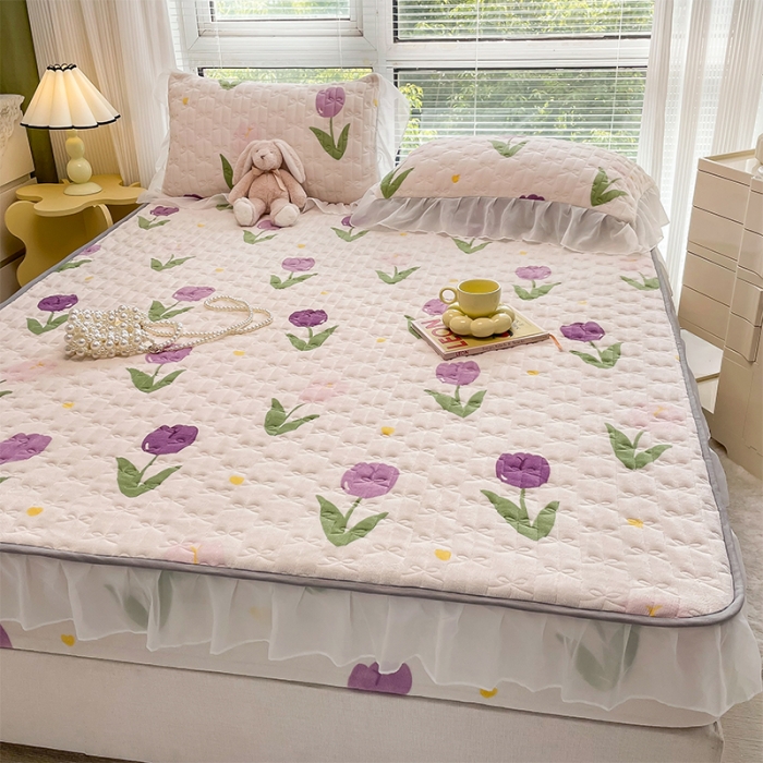 91家纺网 家纺一手货源 找家纺 安哆啦 2022新款绗缝加厚磨毛夹棉花边牛奶绒床笠 紫色郁金香